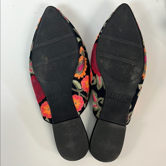 MIA Black and Red Floral Embroidered Mules Shoe Size 9 - Picture 4 of 6
